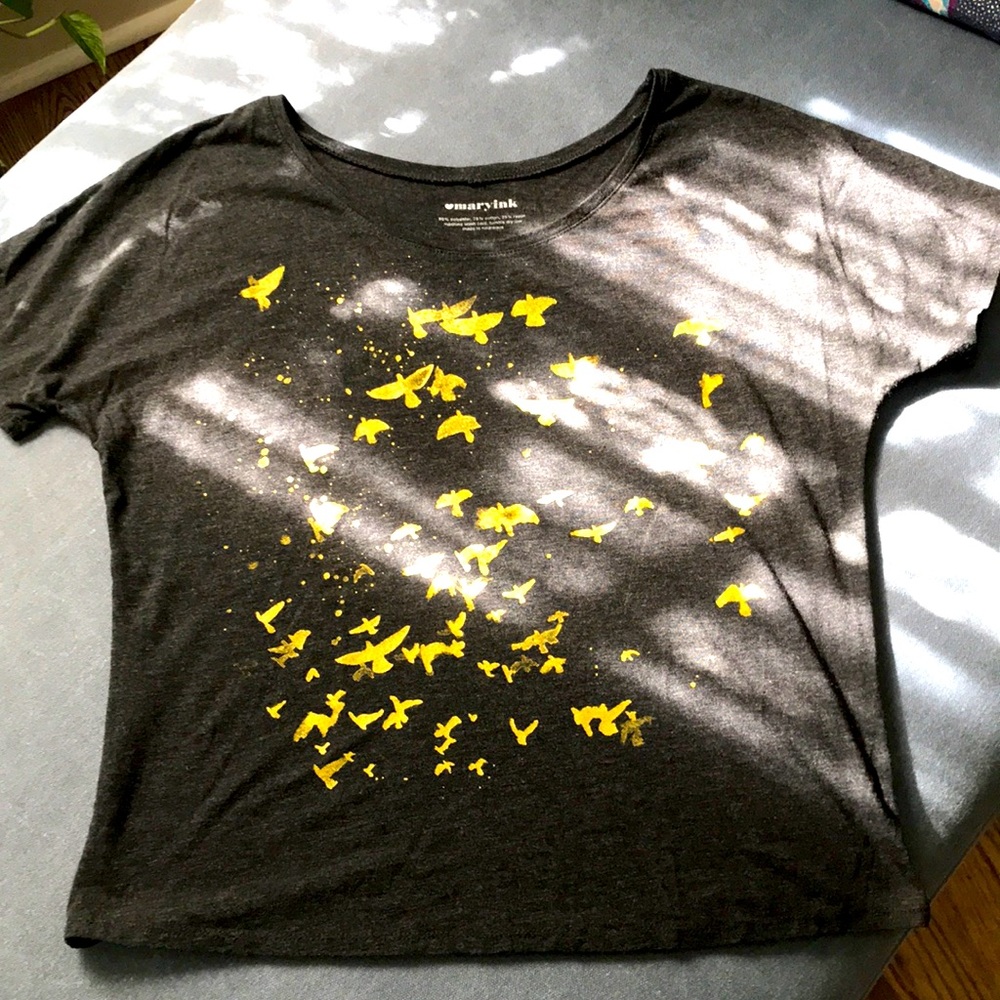 GORGEOUS hand printed gold bird top M 💕